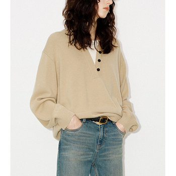 Sveter zo zmesi ovčej vlny a kašmíru, jednobarevný, V-krk, dlhé rukávy, jeseň 2025