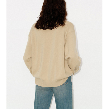 Sveter zo zmesi ovčej vlny a kašmíru, jednobarevný, V-krk, dlhé rukávy, jeseň 2025