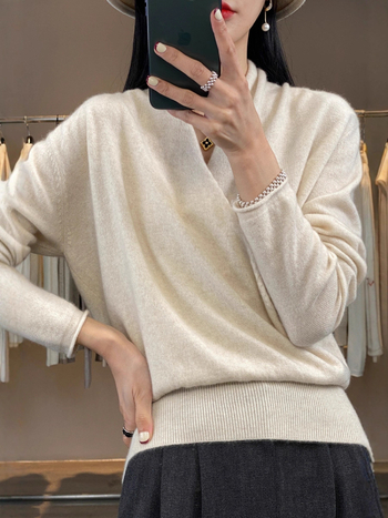 Dámsky vlnený sveter s výstrihom do V, dlhé rukávy, strednej hrúbky, 95% vlna, klasický strih