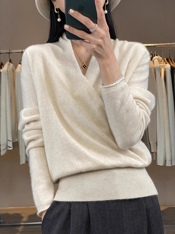 Dámsky vlnený sveter s výstrihom do V, dlhé rukávy, strednej hrúbky, 95% vlna, klasický strih