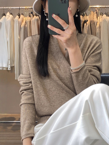 Dámsky vlnený sveter s výstrihom do V, dlhé rukávy, strednej hrúbky, 95% vlna, klasický strih