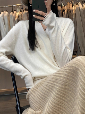 Dámsky vlnený sveter s výstrihom do V, dlhé rukávy, strednej hrúbky, 95% vlna, klasický strih