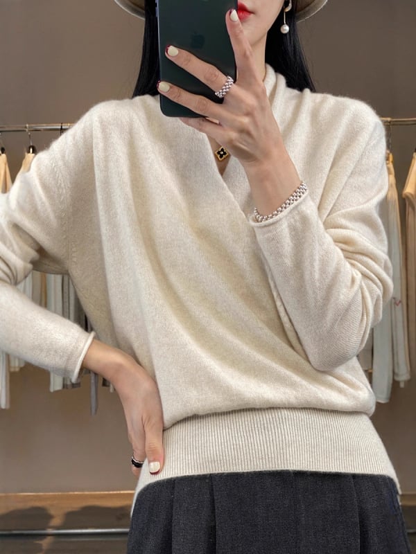 Dámsky vlnený sveter s výstrihom do V, dlhé rukávy, strednej hrúbky, 95% vlna, klasický strih