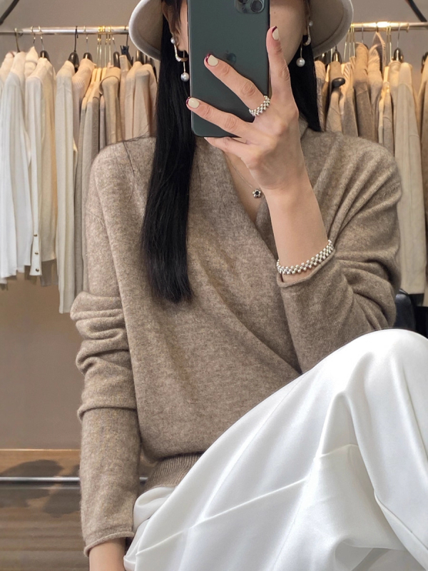 Dámsky vlnený sveter s výstrihom do V, dlhé rukávy, strednej hrúbky, 95% vlna, klasický strih