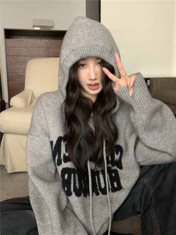 Kapucija džemper-palto s izšivenim slovima, ležerna silueta, viskozna vlakna 80–90%, dugi rukavi