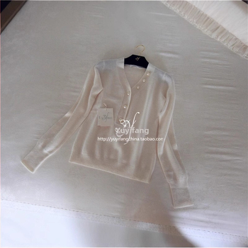 Sveter zo zmesi kašmíru a bavlny, štíhly strih, V-krk, dlhé rukávy, jednofarebný, jar 2025