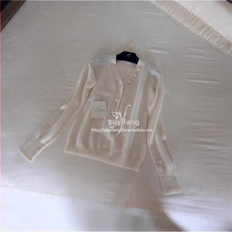 Sveter zo zmesi kašmíru a bavlny, štíhly strih, V-krk, dlhé rukávy, jednofarebný, jar 2025