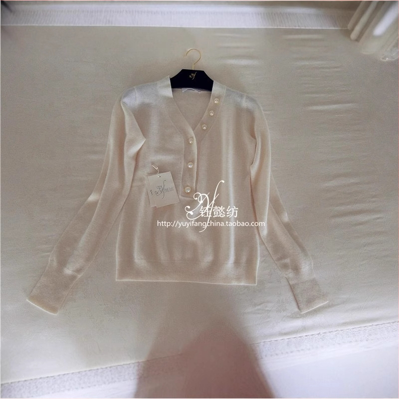 Sveter zo zmesi kašmíru a bavlny, štíhly strih, V-krk, dlhé rukávy, jednofarebný, jar 2025