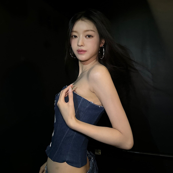 Top bez ramien – úzky strih, ultra krátka dĺžka (≤40 cm), jednofarebný vzor, polyester s elastanom