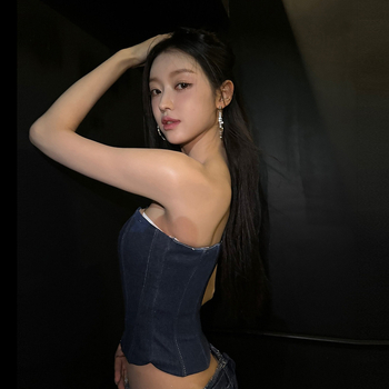 Top bez ramien – úzky strih, ultra krátka dĺžka (≤40 cm), jednofarebný vzor, polyester s elastanom