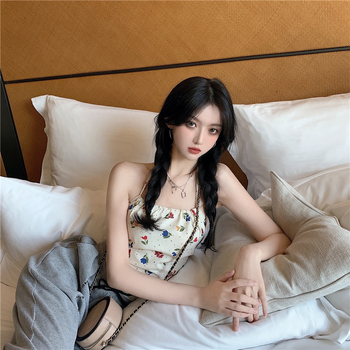 Flóra top s halterom a krídlovými remienkami, viazanie uzlami, štíhly strih, krátka dĺžka, zmes polyester-spandex, leto 2022