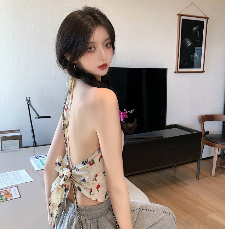 Flóra top s halterom a krídlovými remienkami, viazanie uzlami, štíhly strih, krátka dĺžka, zmes polyester-spandex, leto 2022