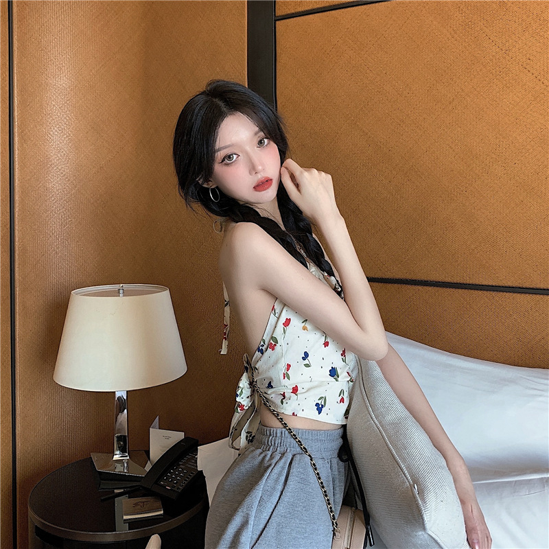 Flóra top s halterom a krídlovými remienkami, viazanie uzlami, štíhly strih, krátka dĺžka, zmes polyester-spandex, leto 2022