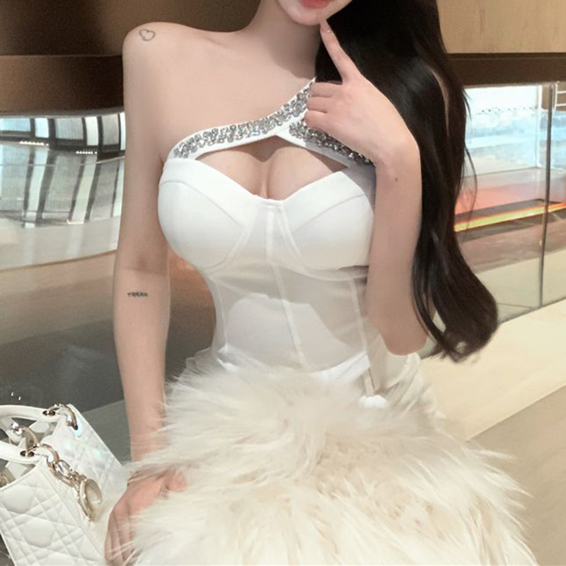 Bustier top s naklonenými ramienkami — úzky strih, krátka dĺžka 40–50 cm, polyesterová látka, obsah polyesteru 30–50%, mikroelastický, pre dospelé ženy.