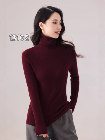 Bezšivni pleteni džemper od vune i kašmira u svilenoj smjesi, s visokim ovratnikom i kapuljom, uski kroj