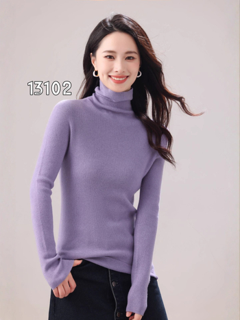 Bezšivni pleteni džemper od vune i kašmira u svilenoj smjesi, s visokim ovratnikom i kapuljom, uski kroj