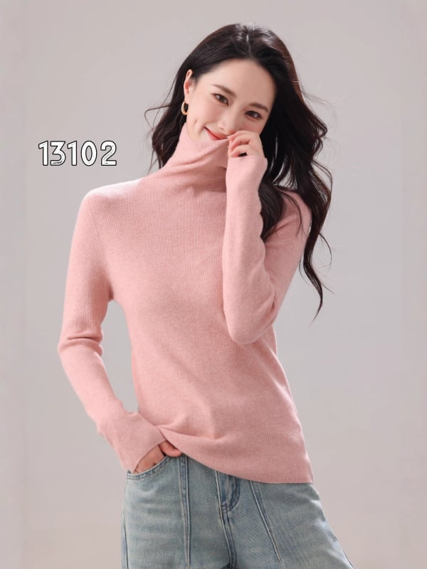 Bezšivni pleteni džemper od vune i kašmira u svilenoj smjesi, s visokim ovratnikom i kapuljom, uski kroj