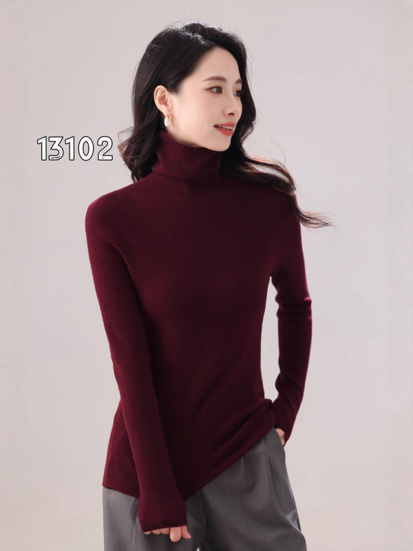 Bezšivni pleteni džemper od vune i kašmira u svilenoj smjesi, s visokim ovratnikom i kapuljom, uski kroj