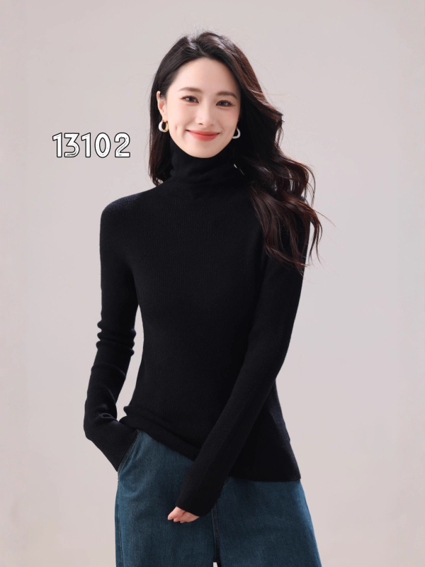 Bezšivni pleteni džemper od vune i kašmira u svilenoj smjesi, s visokim ovratnikom i kapuljom, uski kroj