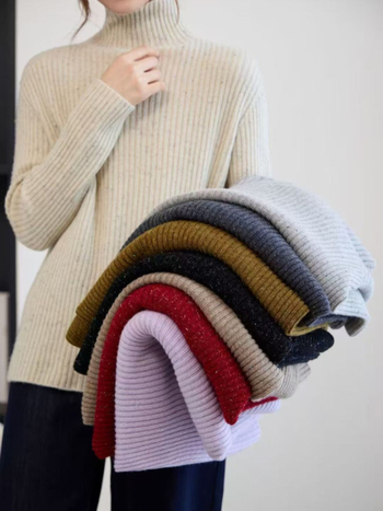 Dámsky sveter z vlneného zmesi, voľný strih, dlhé rukávy, okrúhly výstrih, jednofarebný vzor (Materiál: vlnená zmes; Hlavný obsah vlnené zložky: 95%+; Rukáv: dlhý; Výstrih: okrúhly; Strih: voľný)