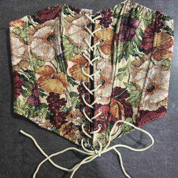 Top z polyesteru s ramienkami, sexy štýl, dĺžka v páse, viazaný na hrudi, s hrubými tvarovanými košíčkami