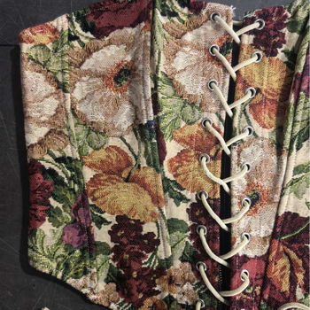 Top z polyesteru s ramienkami, sexy štýl, dĺžka v páse, viazaný na hrudi, s hrubými tvarovanými košíčkami