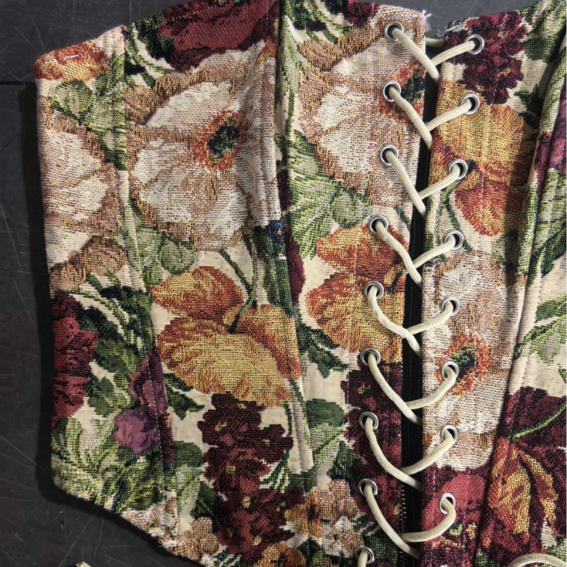 Top z polyesteru s ramienkami, sexy štýl, dĺžka v páse, viazaný na hrudi, s hrubými tvarovanými košíčkami