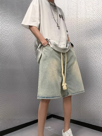 Pánske džínsové šortky – voľné, poškriabaný vzhľad, nízky pás, rovný strih, šnúrka, polyester