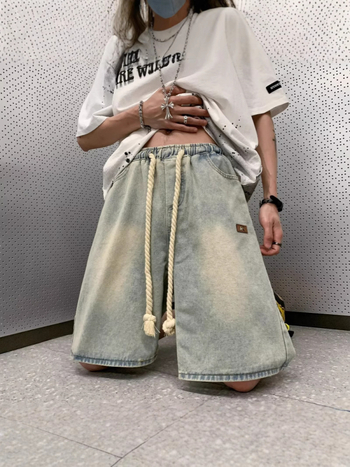 Pánske džínsové šortky – voľné, poškriabaný vzhľad, nízky pás, rovný strih, šnúrka, polyester