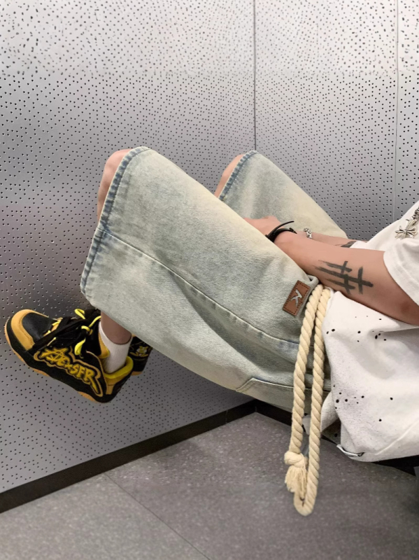 Pánske džínsové šortky – voľné, poškriabaný vzhľad, nízky pás, rovný strih, šnúrka, polyester