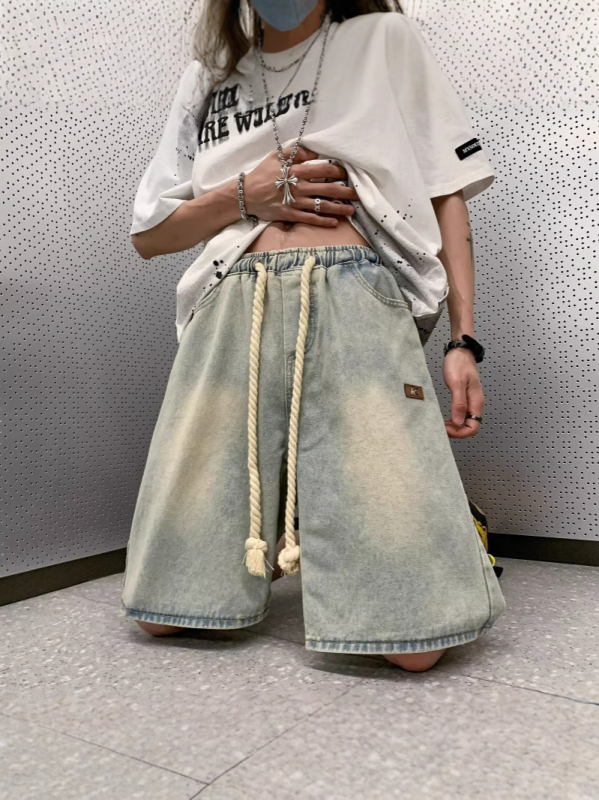 Pánske džínsové šortky – voľné, poškriabaný vzhľad, nízky pás, rovný strih, šnúrka, polyester