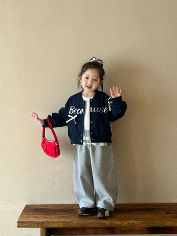 Dievčenská bunda v kórejskom štýle s vyšitou mašičkou a písmenami, jeseň 2025, dlhé rukávy, okrúhly výstrih, zapínanie na jeden rad gombíkov