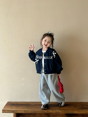 Dievčenská bunda v kórejskom štýle s vyšitou mašičkou a písmenami, jeseň 2025, dlhé rukávy, okrúhly výstrih, zapínanie na jeden rad gombíkov