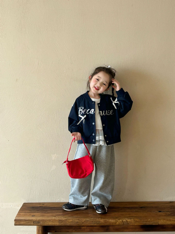 Dievčenská bunda v kórejskom štýle s vyšitou mašičkou a písmenami, jeseň 2025, dlhé rukávy, okrúhly výstrih, zapínanie na jeden rad gombíkov