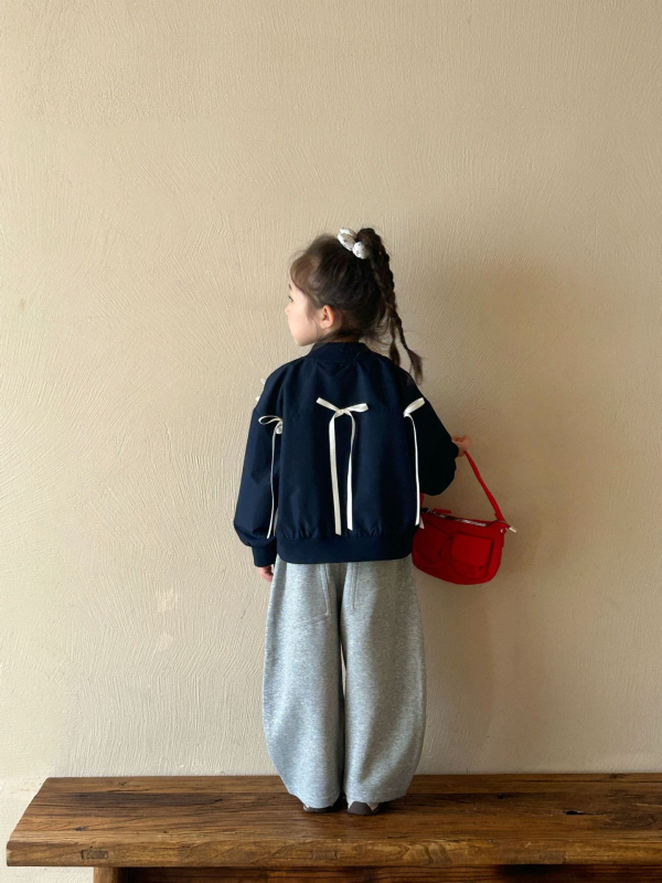 Dievčenská bunda v kórejskom štýle s vyšitou mašičkou a písmenami, jeseň 2025, dlhé rukávy, okrúhly výstrih, zapínanie na jeden rad gombíkov