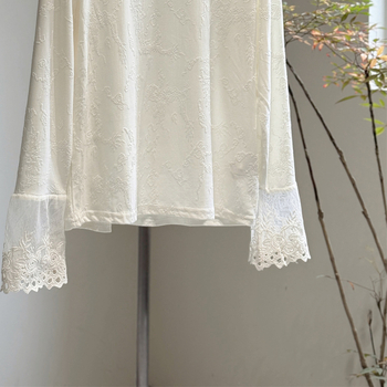 Tričko s čínskym štýlom výšivky, dlhé rukávy, okrúhly výstrih (50–70% polyesterová zmes, polyesterovo-bavlnená látka, jar 2025)