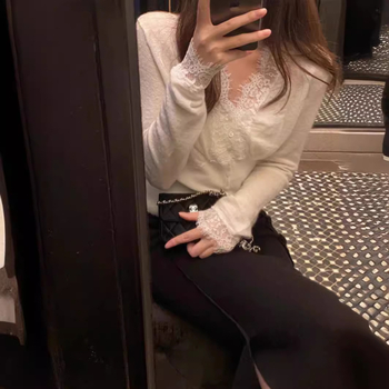 Pletený sveter s čipkou, V-krk, dlhé rukávy, polyester 80–90%, stredná hrúbka