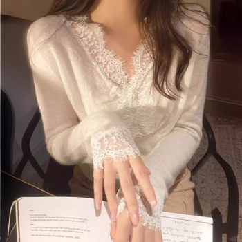 Pletený sveter s čipkou, V-krk, dlhé rukávy, polyester 80–90%, stredná hrúbka