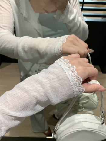 Cardigan tricotat din poliester cu dantelă, mâneci lungi, fără guler, închidere cu nasturi pe o linie