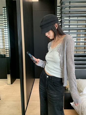 Cardigan tricotat din poliester cu dantelă, mâneci lungi, fără guler, închidere cu nasturi pe o linie