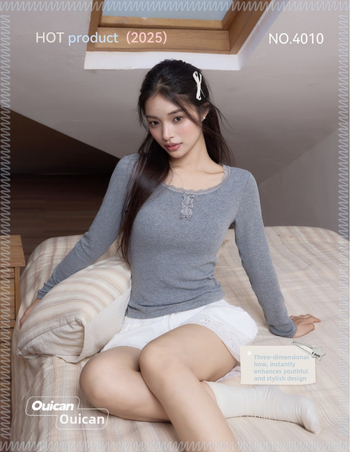 Pulóver z bavlneno-viskózovej zmesi, úzky strih, okrúhly výstrih, dlhé rukávy