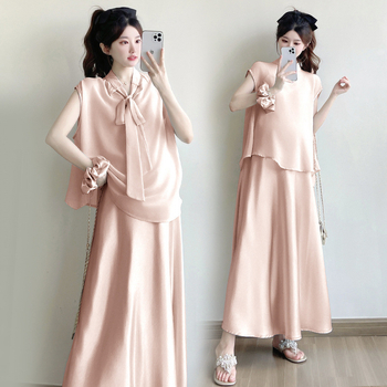 Tehotenský dvojdielny set: top bez rukávov zo saténového acetátu a sukňa po stred lýtka, acetátové vlákno zmes 30–50%, leto 2025.