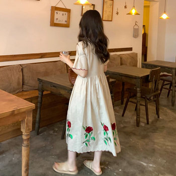 Trudnička haljina — pamuk-len miješano s cvjetnom vezom, visok struk, midi duljina, okrugli ovratnik i 3/4 rukavi, rastezljiva tkanina