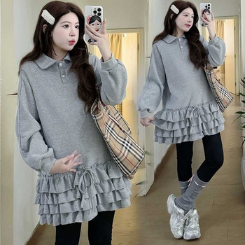 Trudnička sweatširt haljina s ovratnikom od lotosovog lista, rukavi 3/4, detal latice na rukavima, asimetrični rub, materijal akril ≥95%