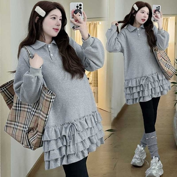 Trudnička sweatširt haljina s ovratnikom od lotosovog lista, rukavi 3/4, detal latice na rukavima, asimetrični rub, materijal akril ≥95%