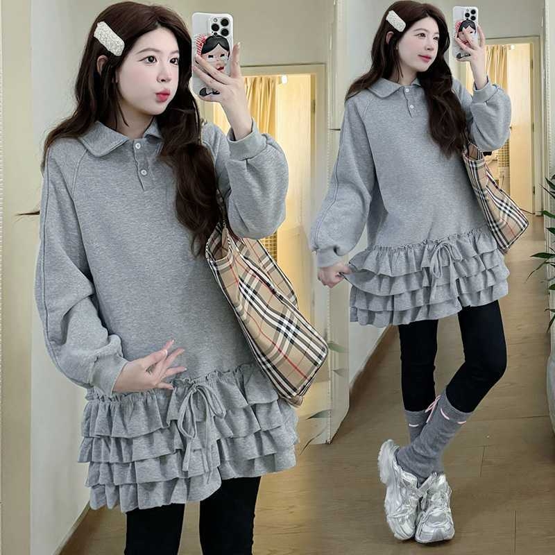 Trudnička sweatširt haljina s ovratnikom od lotosovog lista, rukavi 3/4, detal latice na rukavima, asimetrični rub, materijal akril ≥95%