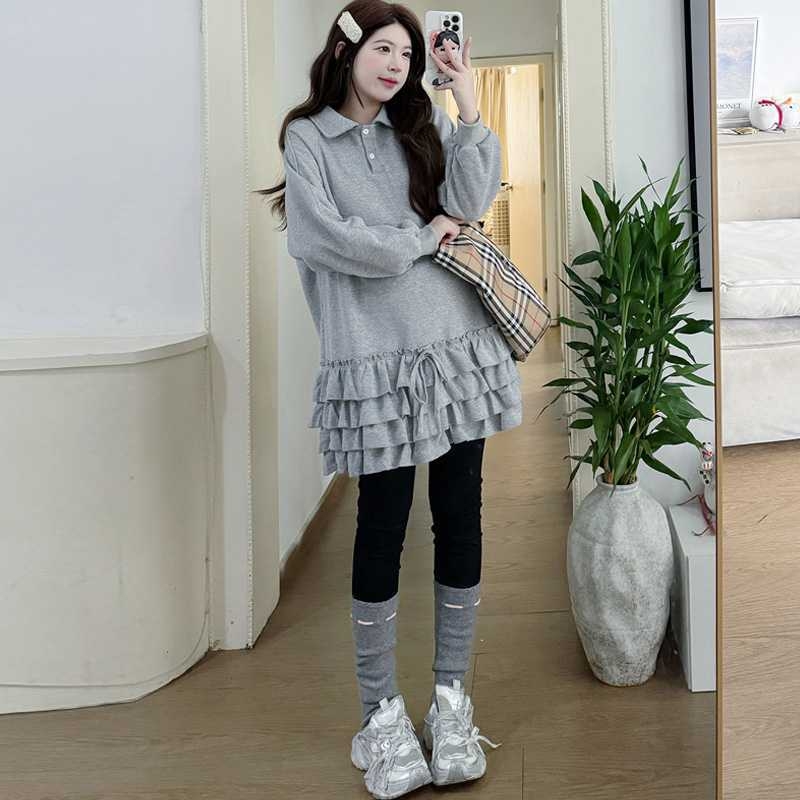 Trudnička sweatširt haljina s ovratnikom od lotosovog lista, rukavi 3/4, detal latice na rukavima, asimetrični rub, materijal akril ≥95%