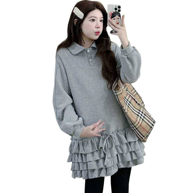 Trudnička sweatširt haljina s ovratnikom od lotosovog lista, rukavi 3/4, detal latice na rukavima, asimetrični rub, materijal akril ≥95%