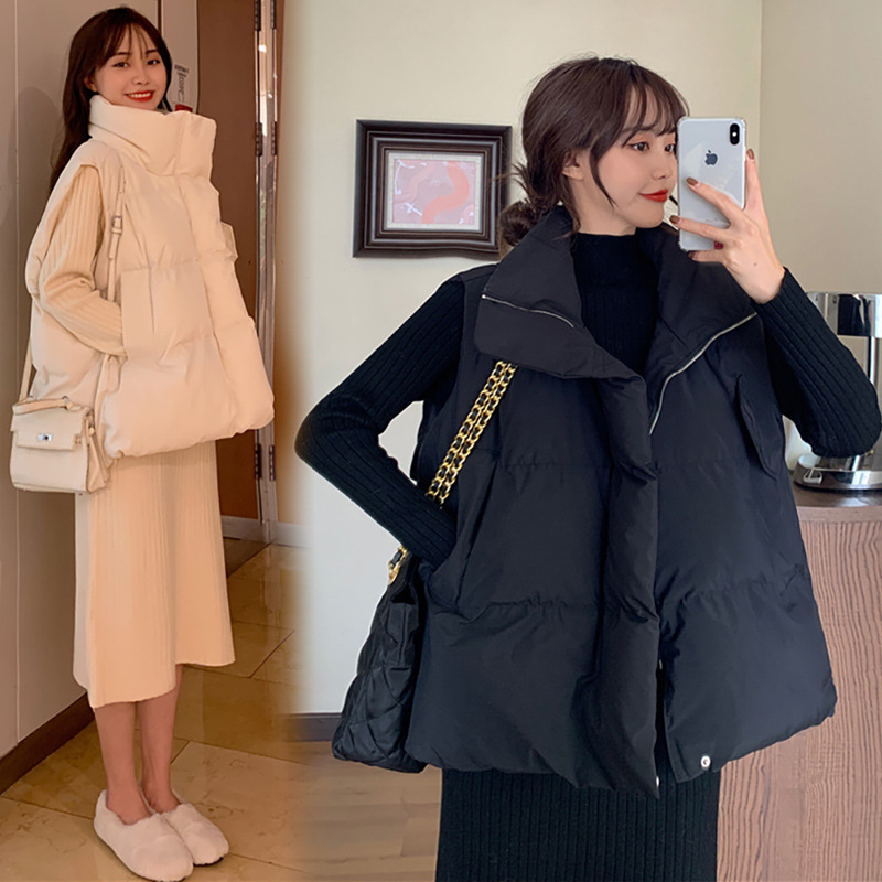 Tehotenský set z pleteniny: sukňový kostým s bavlnenou vestou a svetr s polovičným golierom, dlhé rukávy, midi sukňa, pletený materiál 30–50% obsah, uvedenie 2025.