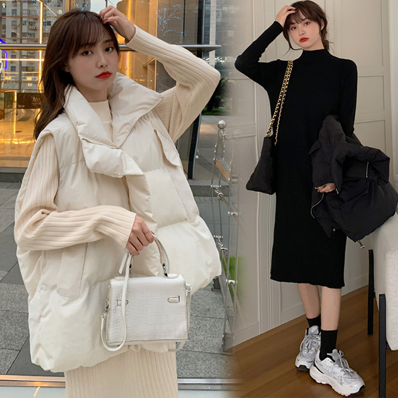 Tehotenský set z pleteniny: sukňový kostým s bavlnenou vestou a svetr s polovičným golierom, dlhé rukávy, midi sukňa, pletený materiál 30–50% obsah, uvedenie 2025.